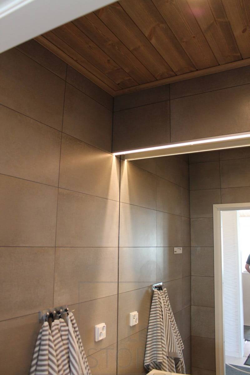 Zrcadlo s LED páskem na toaletě. Ledstore.fi