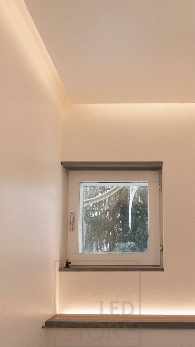 Nástěnná toaletní skříň s LED páskem směřujícím vzhůru. Vytváří atmosférické světlo, zapíná se pomocí pohybového senzoru, takže dobře funguje i jako noční světlo. U stropního stropního svítidla je LED pásek nasměrován ke stěně. Ledstore.fi