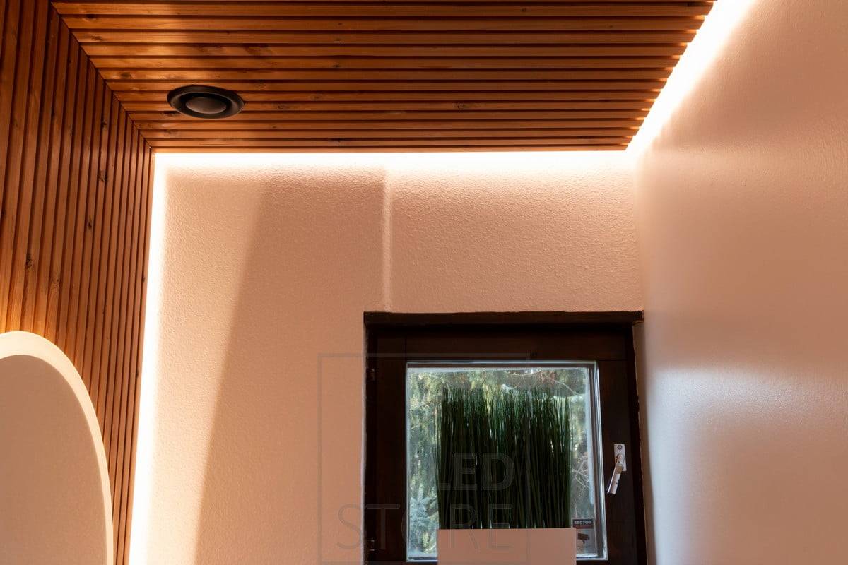 LED pásek za prahem místnosti WC, který vytváří náladové nepřímé světlo. Ledstore.fi
