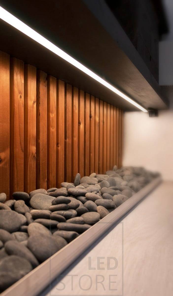 Pod úrovní toalety osvětluje dekorativní kameny umístěné pod ní LED pásek v nízkoprofilovém povrchu. Ledstore.fi