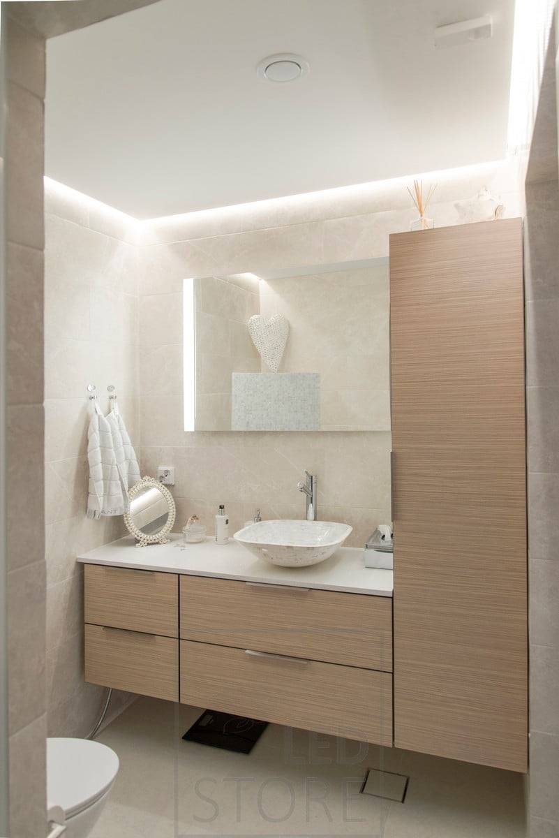 LED pásek směřující dolů a namířený na stěnu. Toto řešení přináší do prostoru krásné a příjemné světlo. Ledstore.fi