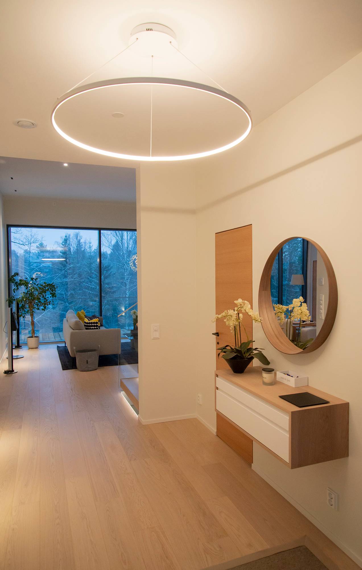 Stropní svítidlo Rinkeli v předsíni, největší svítidlo Rinkeli má průměr 100 cm. Ledstore.fi