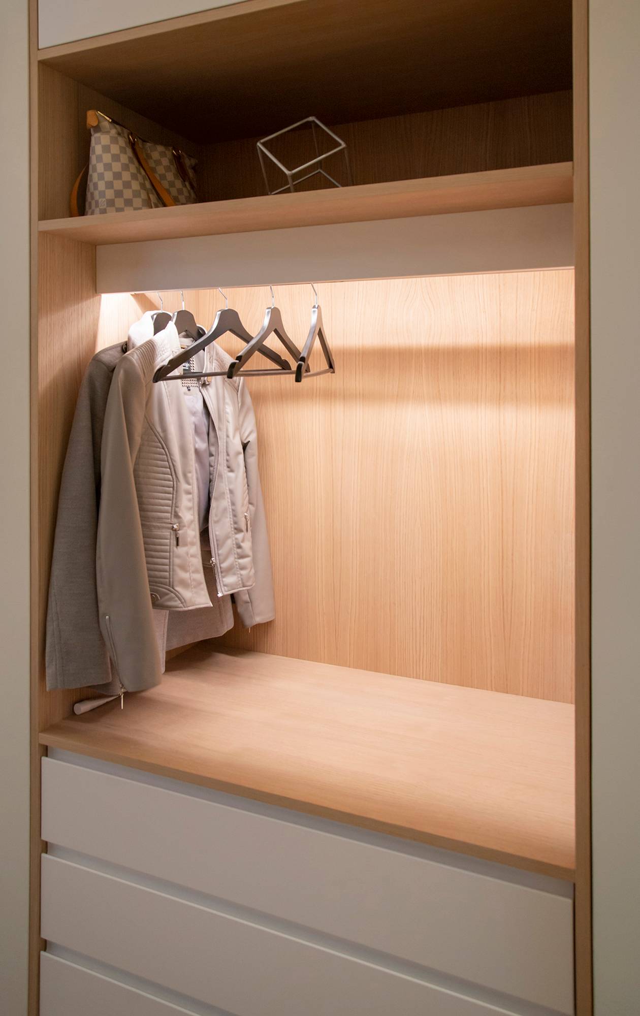 Šatní skříň s led páskem osvětlujícím obsah skříně nepřímým světlem. Ledstore.fi