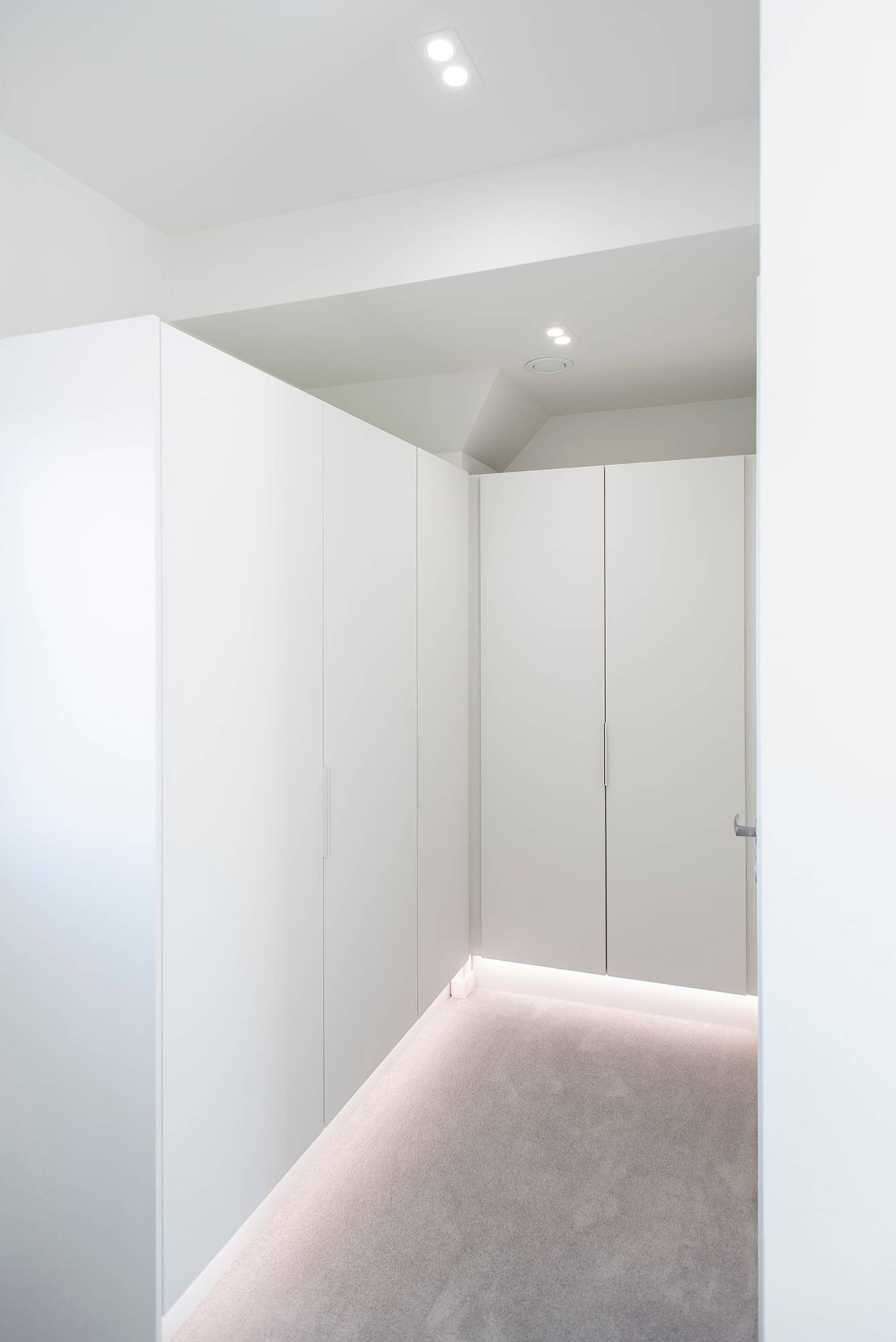 LED pásek v hliníkovém profilu na soklu osvětlující nepřímé světlo, stropní svítidla TUPLA KANTTI. Ledstore.fi