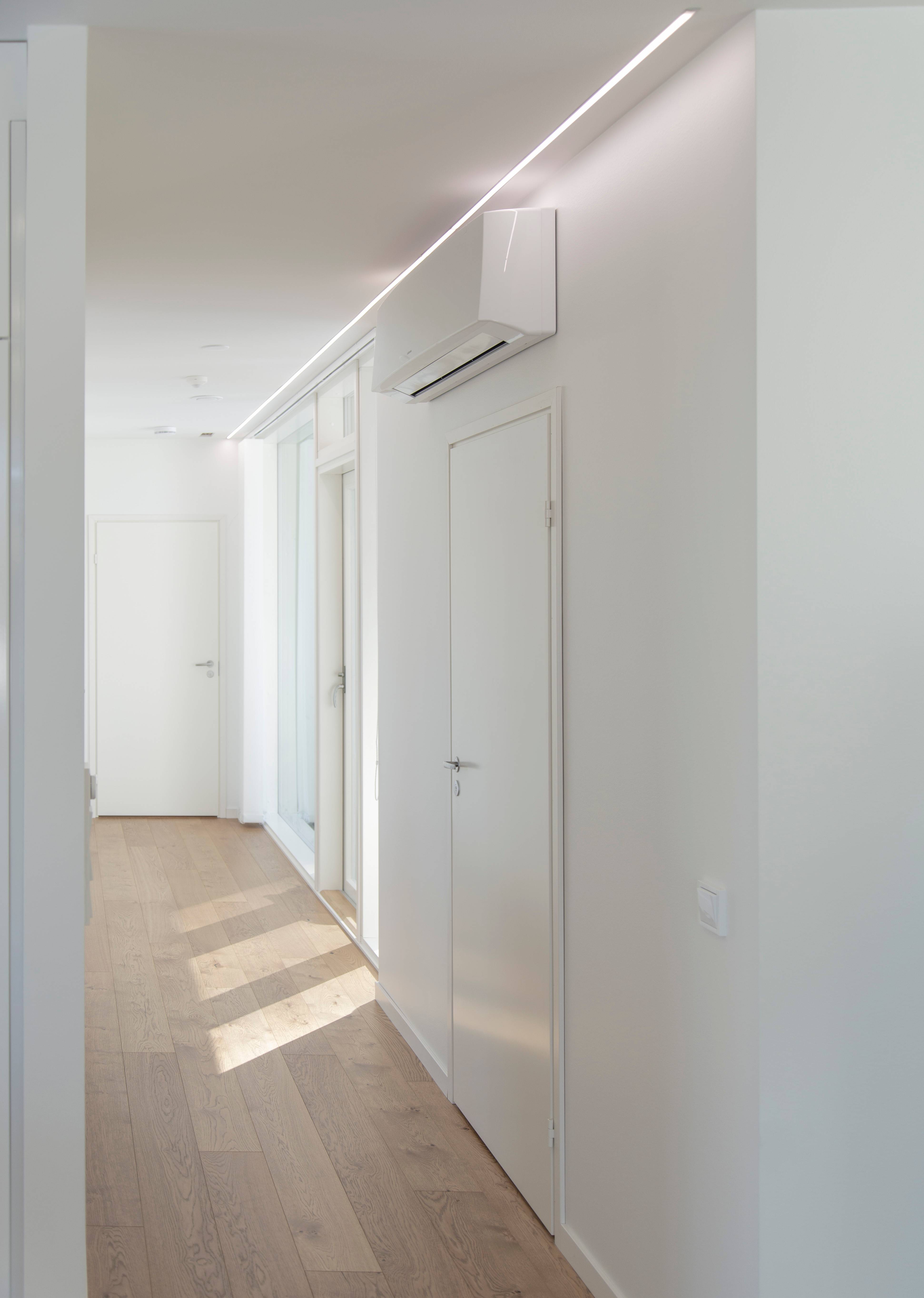 LED pásek v úzkém profilu pro zapuštěnou montáž poskytuje krásné a minimalistické celkové osvětlení na chodbě. Ledstore.fi