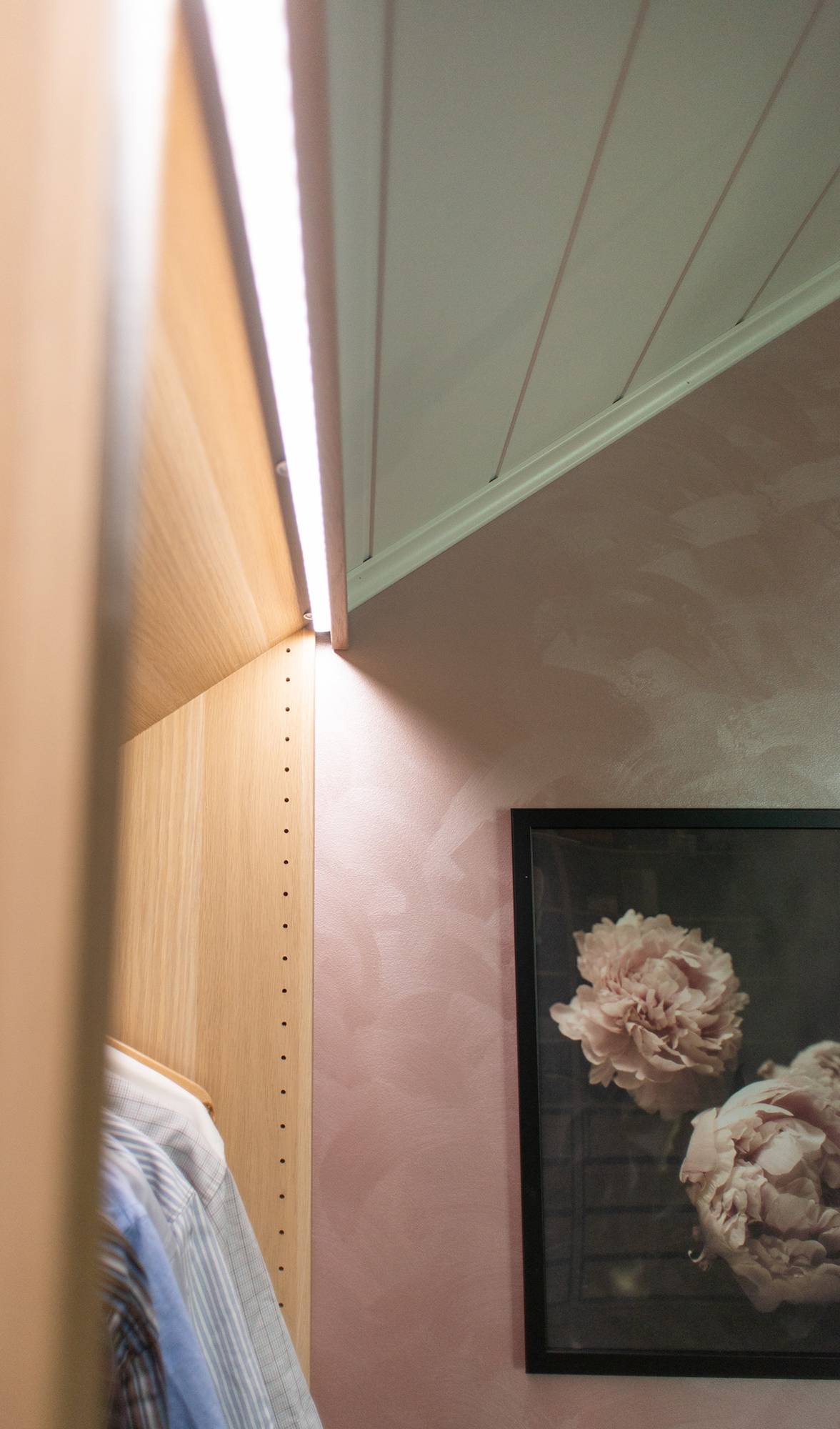 Led pásek na přední straně skříní, skrytý za lištou a směřující dovnitř skříně. Toto řešení vytváří atmosférické světlo a zvyšuje komfort používání ve skříni. Ledstore.fi