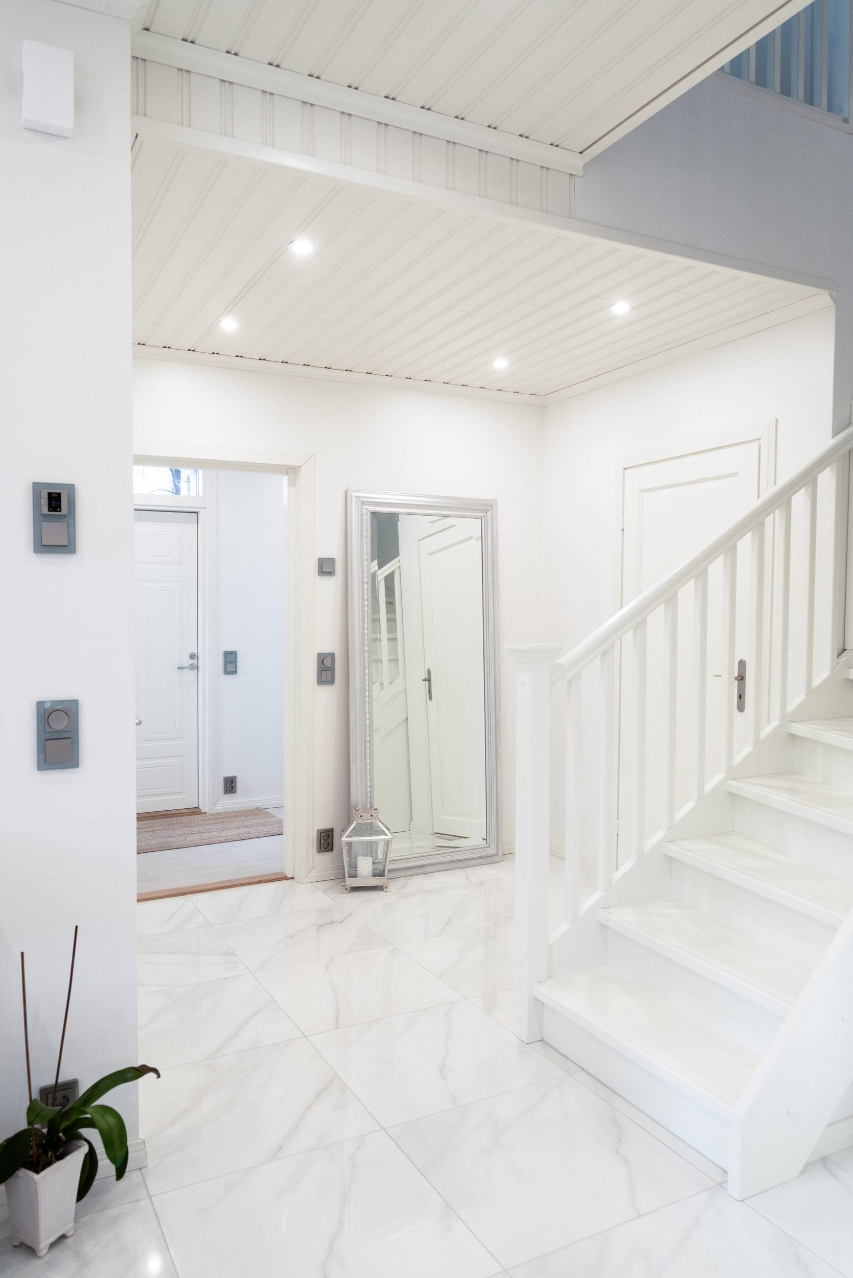 Osvětlení vstupní haly pomocí kulatých bodových světel LED. Ledstore.fi