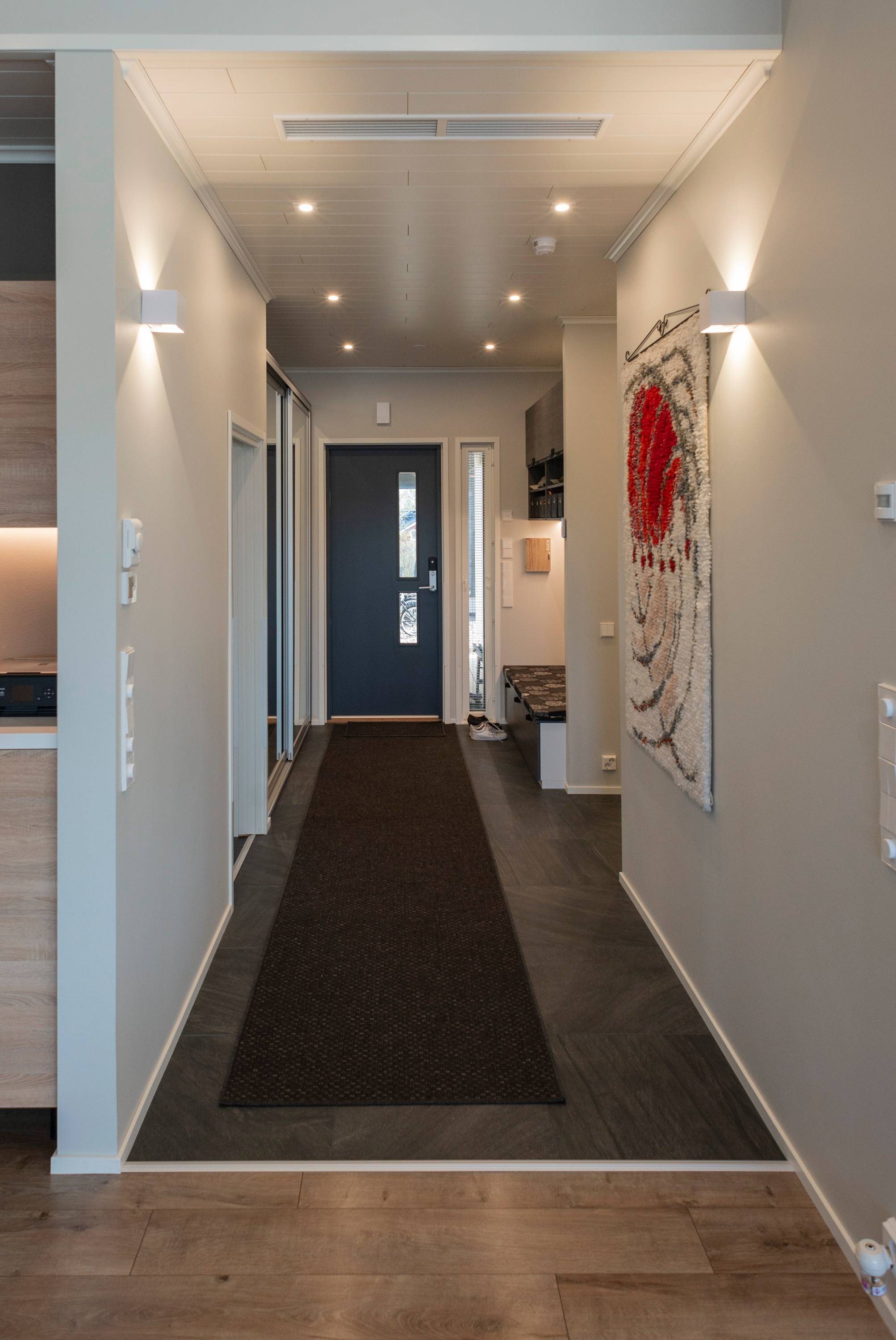 V chodbě jsou led bodovky v kombinaci s led nástěnnými svítidly FUNK s obousměrným osvětlením. Ledstore.fi
