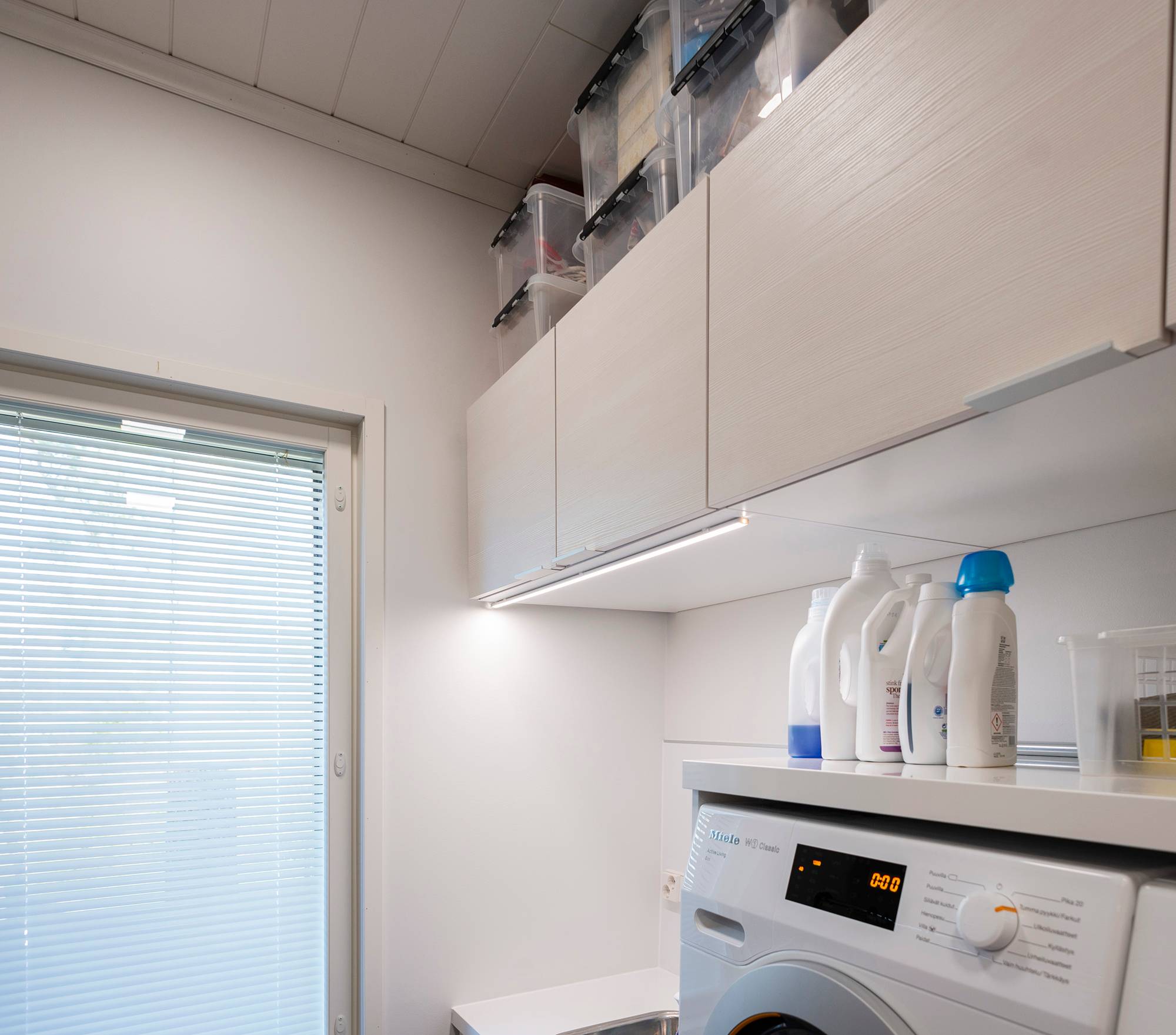 LED pásek pro dodatečné osvětlení v technické místnosti, připevněný k přední hraně skříně. Ledstore.fi