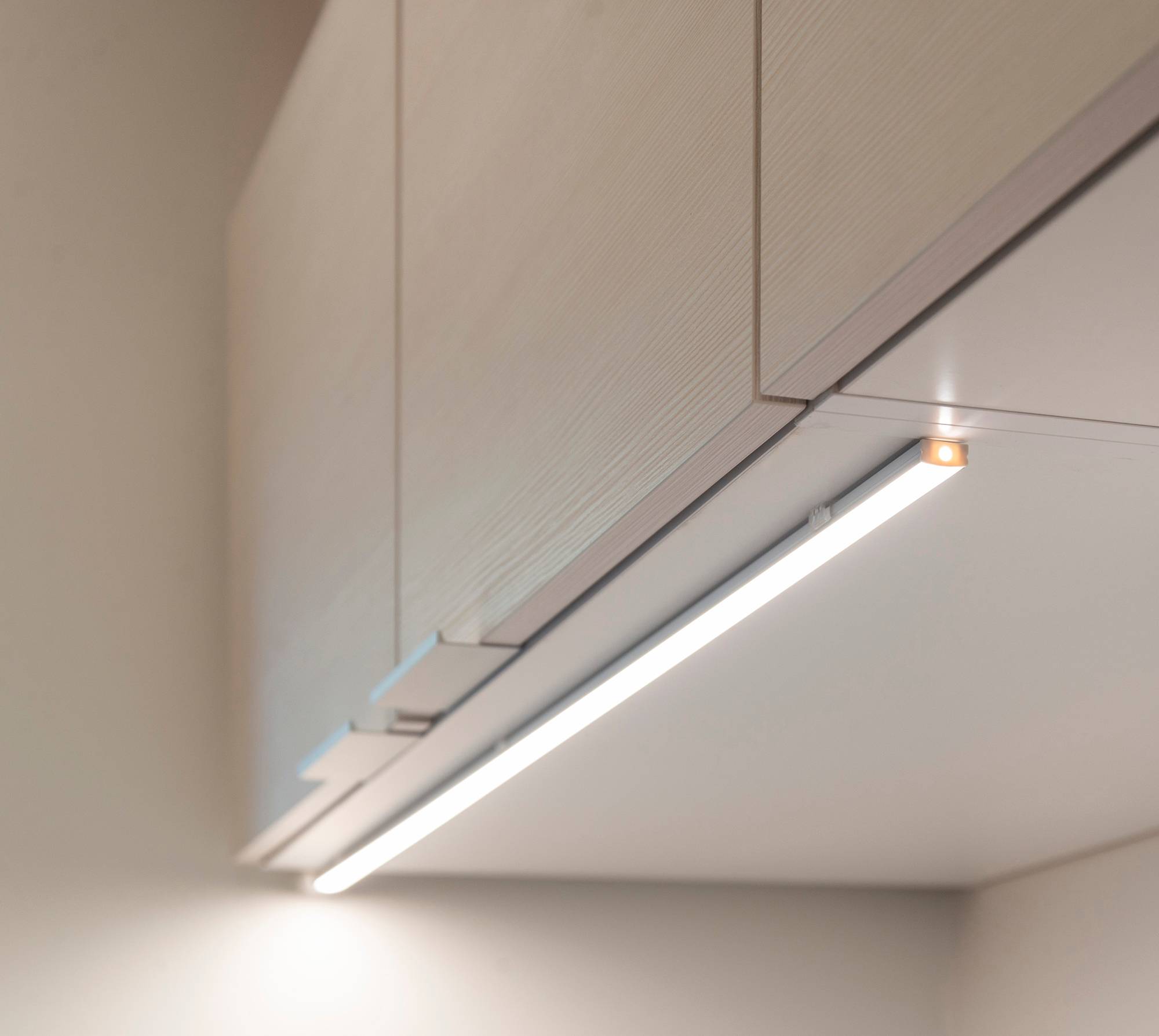 LED profil namontovaný na přední hraně skříňky, vyvedený do pracovní desky. Ledstore.fi