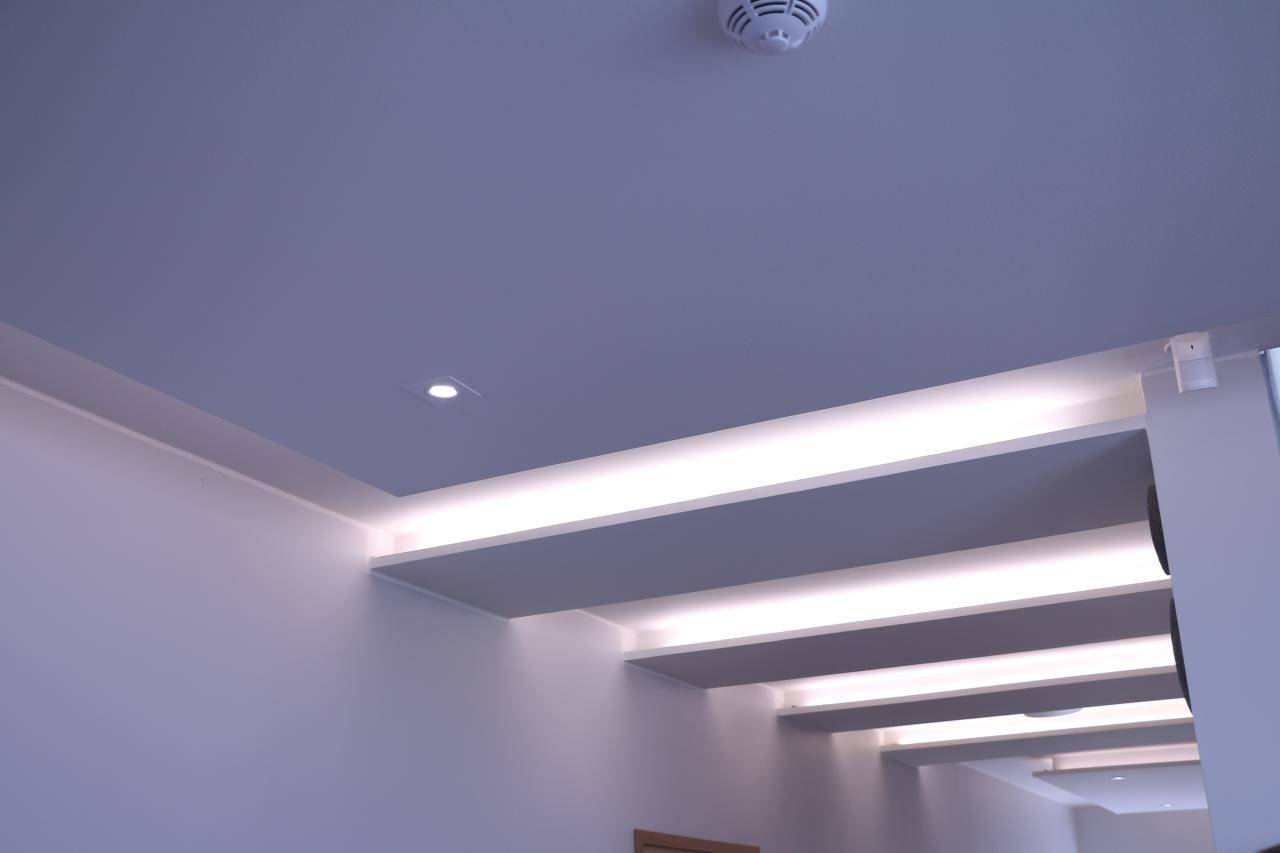 Logo LED STORE na zeleném pozadí: bílý čtverec a tučný text zvyšují viditelnost značky energeticky úsporného osvětlení.