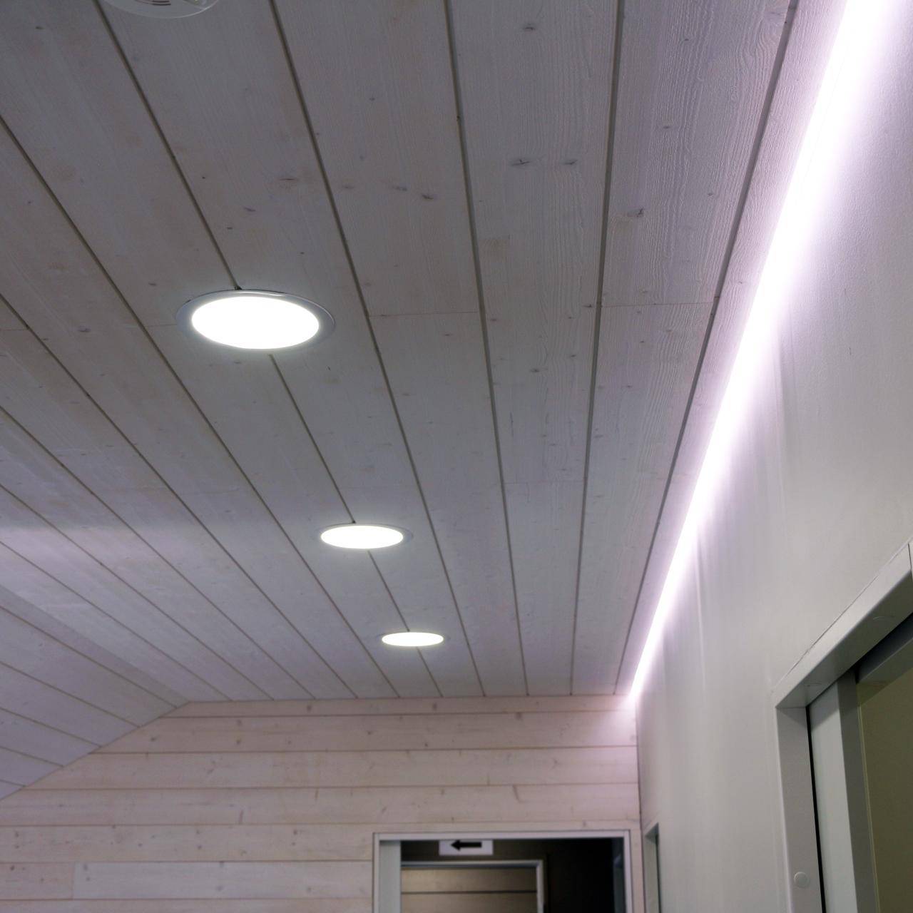 Logo LED Store: bílý čtverec s textem "LED STORE" na zeleném pozadí, který velkými písmeny upozorňuje na energeticky účinná řešení osvětlení.