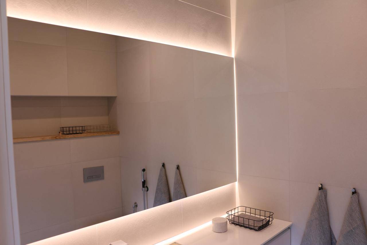 Zelené pozadí s bílým čtvercem a textem "LED STORE"; ekologický design loga pro udržitelné řešení LED osvětlení.