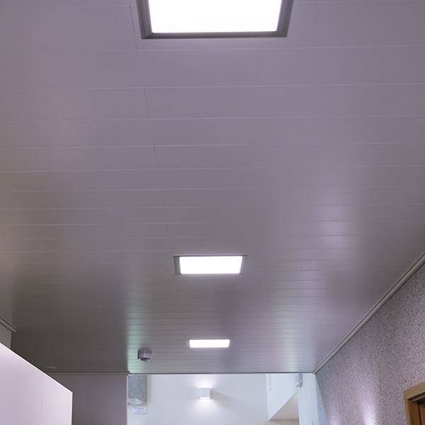 Logo obchodu s LED osvětlením: bílý čtverec na zeleném pozadí s tučným bílým textem "LED STORE", který představuje ekologická řešení osvětlení.