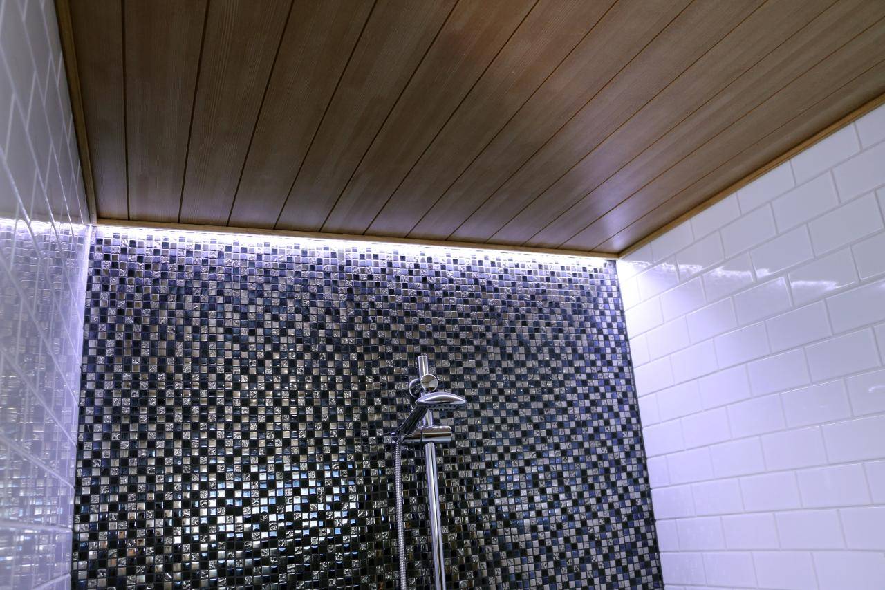 Logo LED Store s bílým textem "LED STORE" na zeleném pozadí, zdůrazňující možnosti ekologického osvětlení.