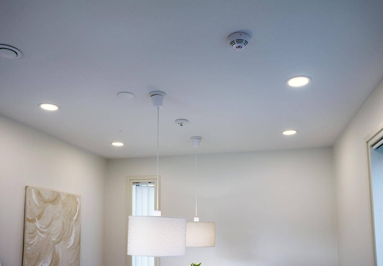 LED Store: řešení LED osvětlení se zeleným pozadím tučným bílým textem se čtvercovým rámečkem pro energeticky účinné osvětlení.