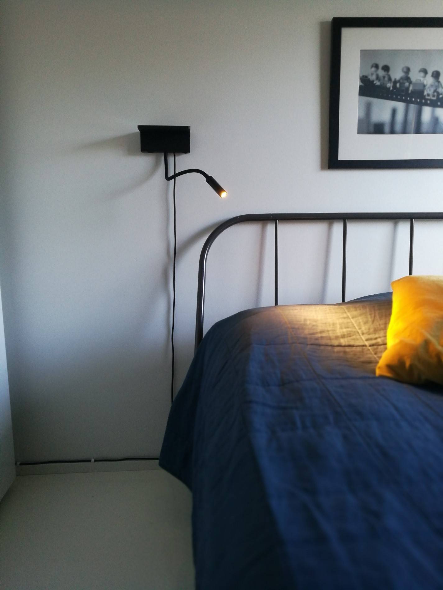 NIGHT BLADE lampa na stěně vedle postele, osvětlená