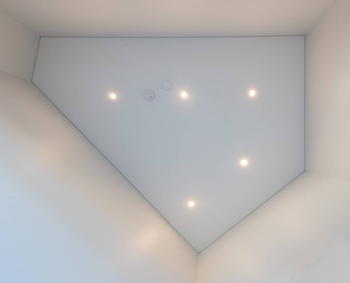 LED skvrny na stropě, pohled přímo zespodu. Rozložení spotů lze přizpůsobit tvaru prostoru, jako v tomto pětiúhelníkovém prostoru.