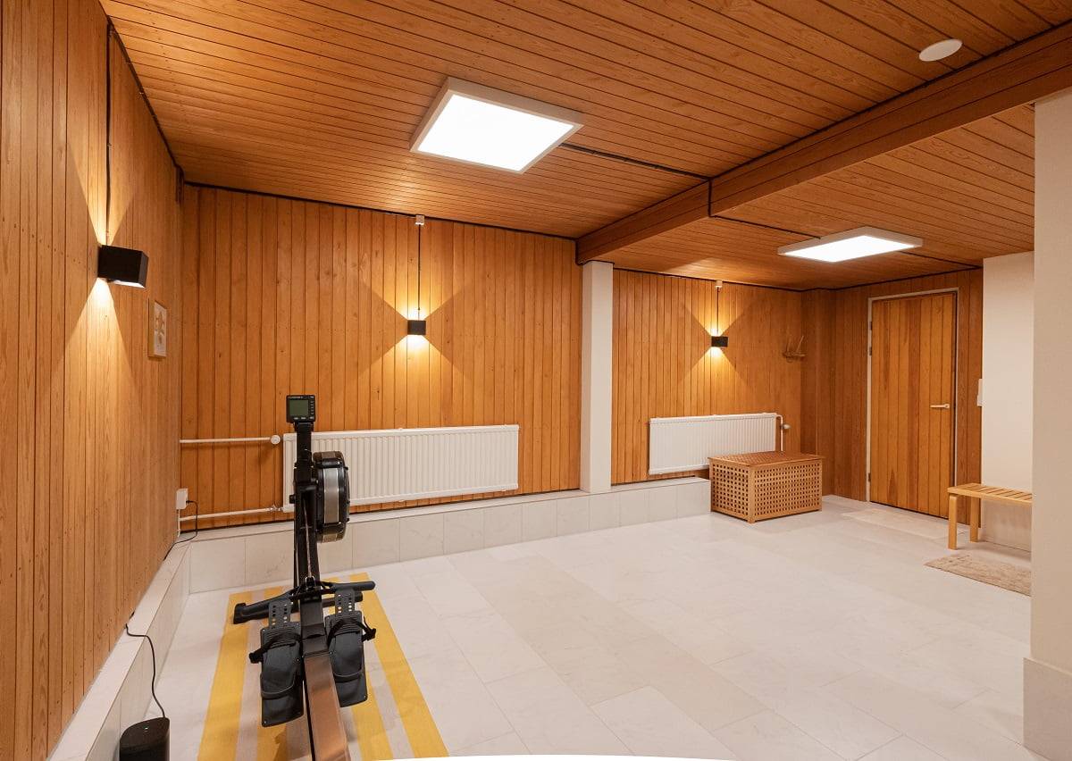 Černá nástěnná svítidla dodávají plochým stěnám a velkým panelům dekorativní vzhled a krásné světelné vzory. Úhel světelného otvoru lze samostatně nastavit směrem nahoru i dolů. © LedStore.fi