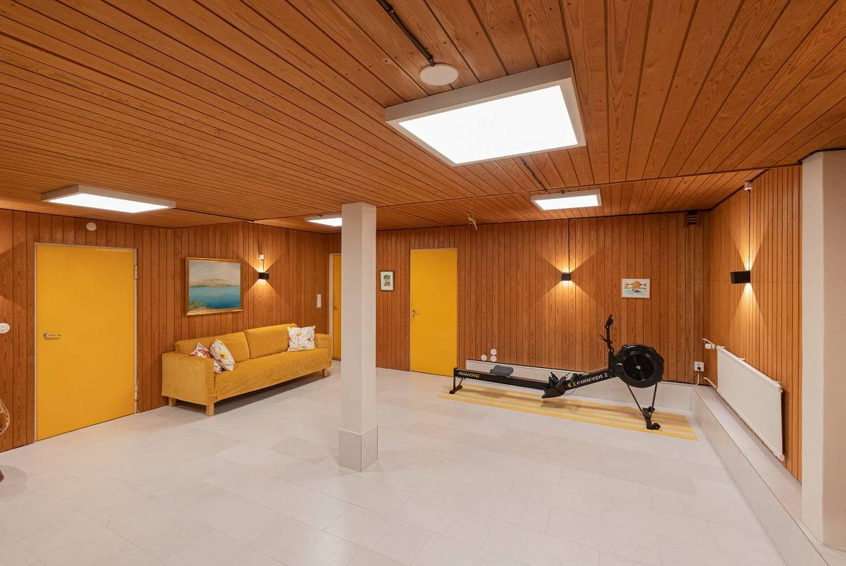 Dobré osvětlení je dobré pro cvičení. Panel 600 má nastavitelnou teplotu barev od studené bílé po teplou bílou. Na stěně Funk, černá nástěnná svítidla. LedStore.fi