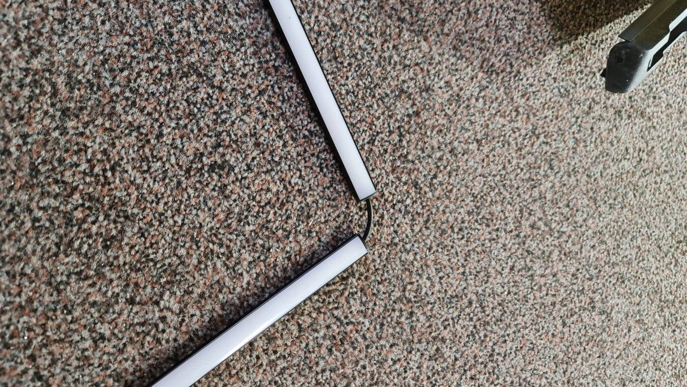 Led pásek v černém profilu s rohovým připojením, připravený k instalaci.