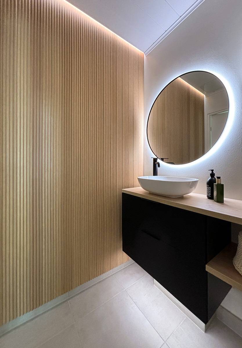 Led osvětlení se třemi výškovými úrovněmi na toaletě
