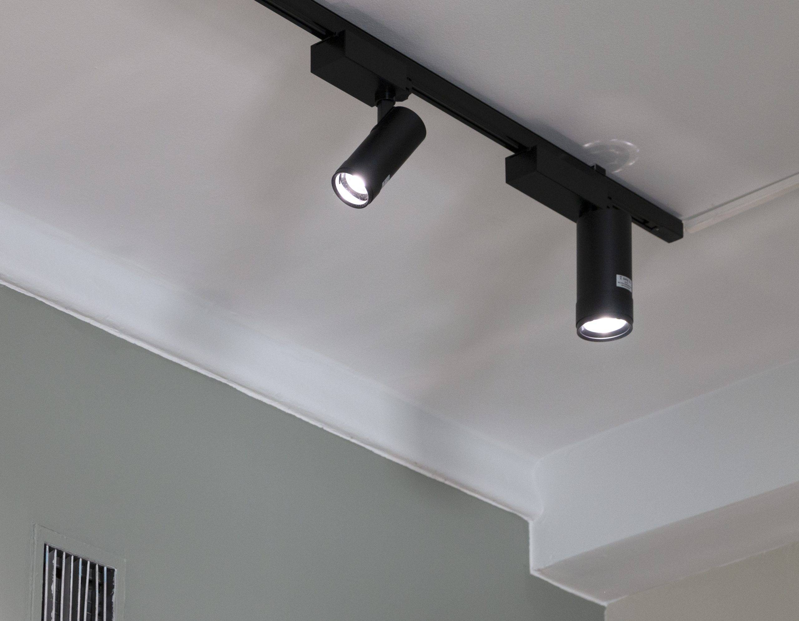 Interiérové osvětlení LedSotre, kolejnicové osvětlení FOKUS, vlevo 15W černé a vpravo 35W černé.