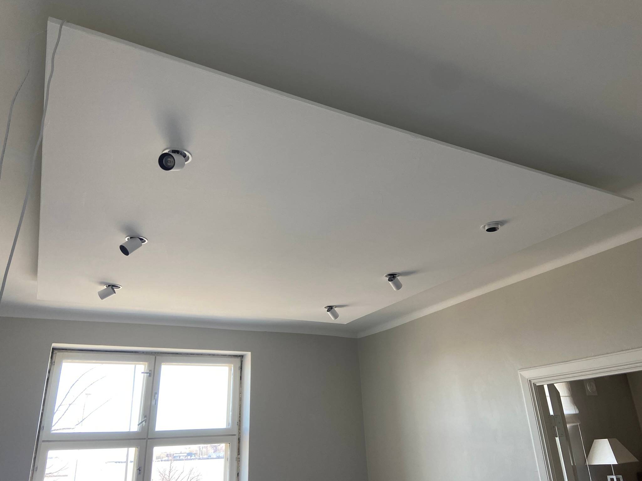 Probíhá instalace šesti míst Kolo. Ve stropě byl proveden pokles sádrokartonu, aby se vytvořil větší prostor pro instalaci.