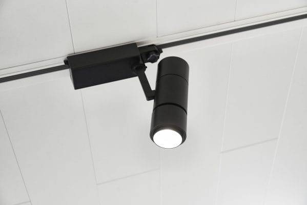Černá svítidla na bílém stropě vytvářejí kontrast. Černé svítidlo ZOOM na třífázové liště LedStore.fi