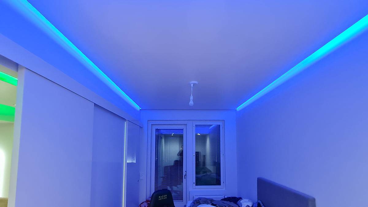 Nepřímé světlo ve stropě. modrý moment v nízkém stropě ložnice