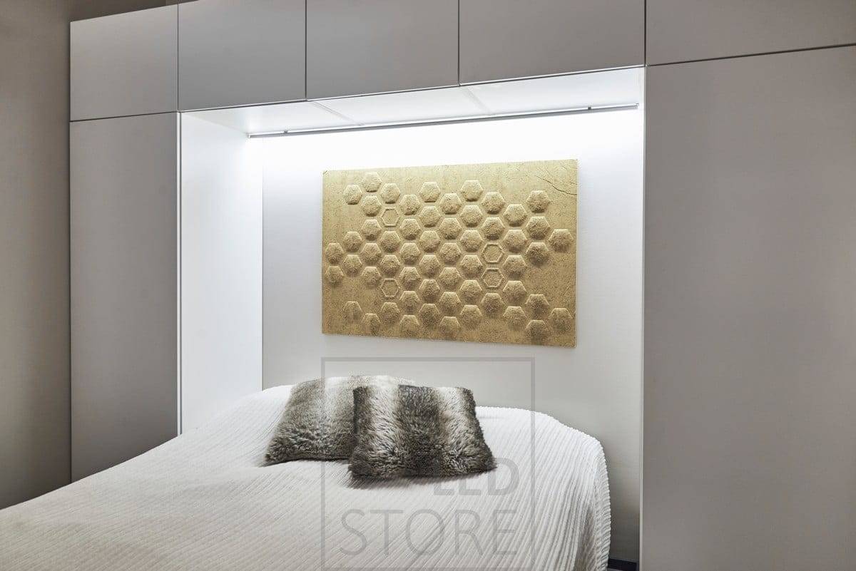 V ložnici zajišťuje atmosférické nepřímé světlo LED pásek umístěný za postelí u paty nástěnné skříně. Ledstore.fi 