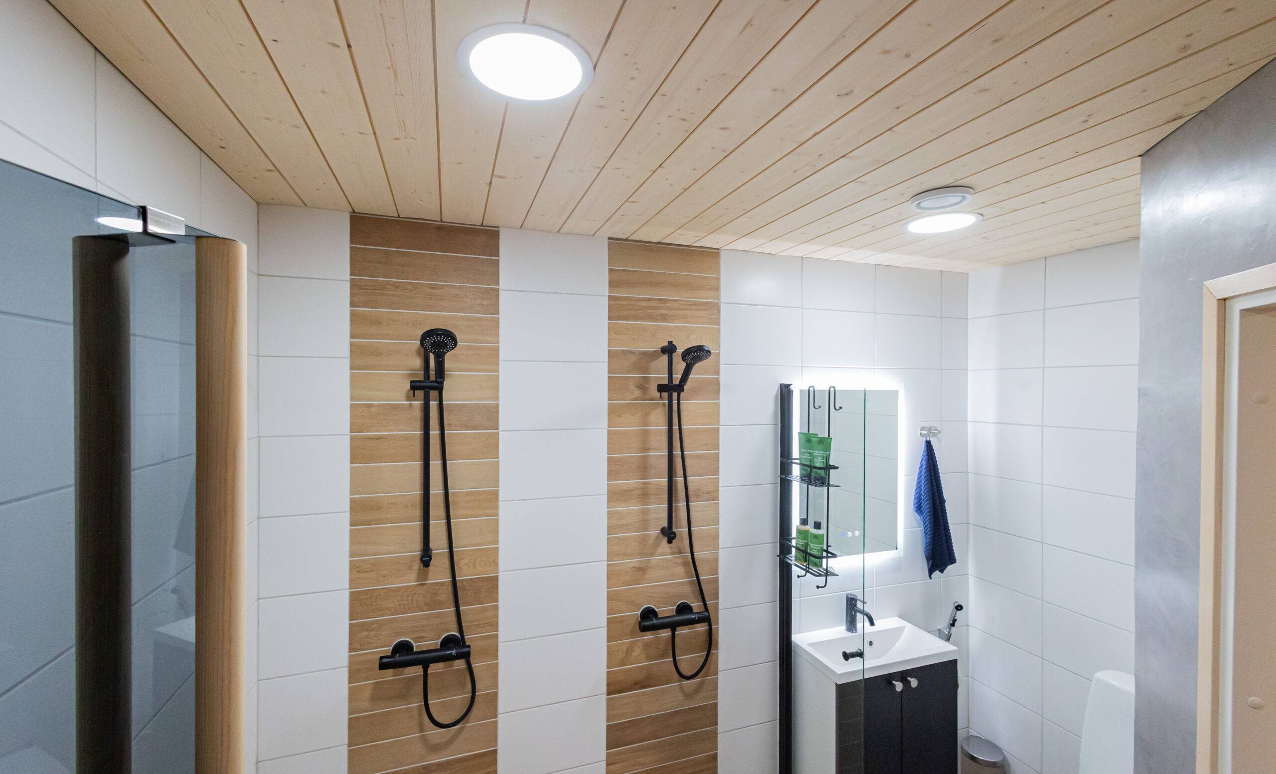 LED diody v koupelně, LED světelné panely rozprostírají světlo na velkou plochu a poskytují dobré celkové osvětlení.
