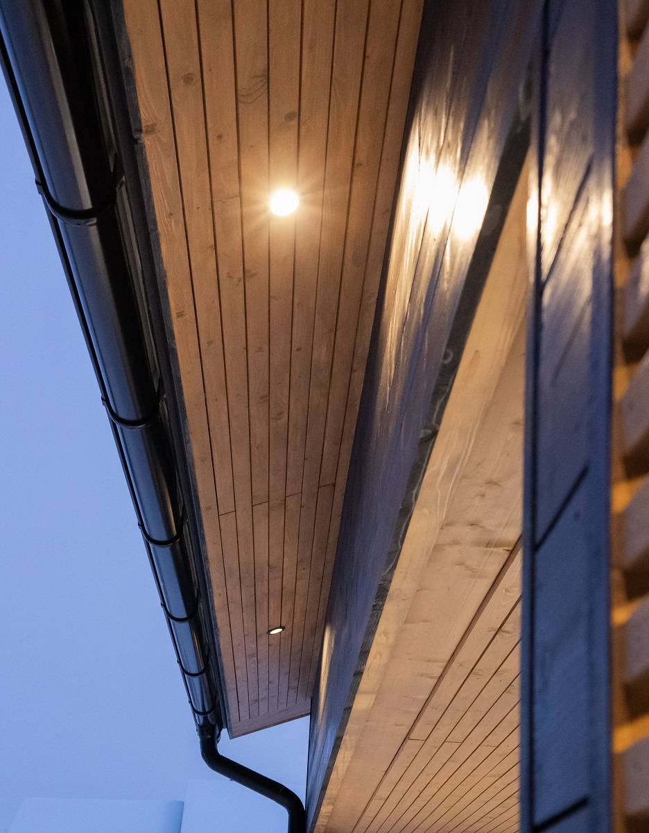 Osvětlení mezery v přístřešku pro auta pomocí LED reflektorů