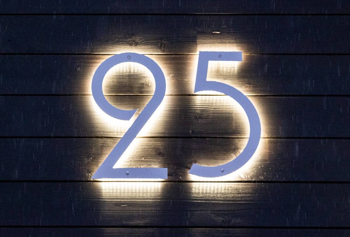 Světlo s domovním číslem na tmavé stěně s LED osvětlením