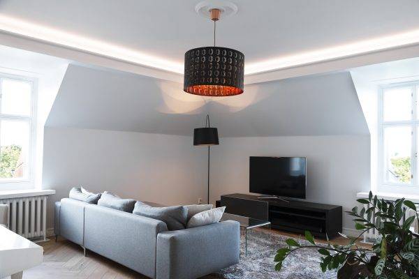 Led-list směrem ke stropu na hranici zakřivené stěny a stropu.