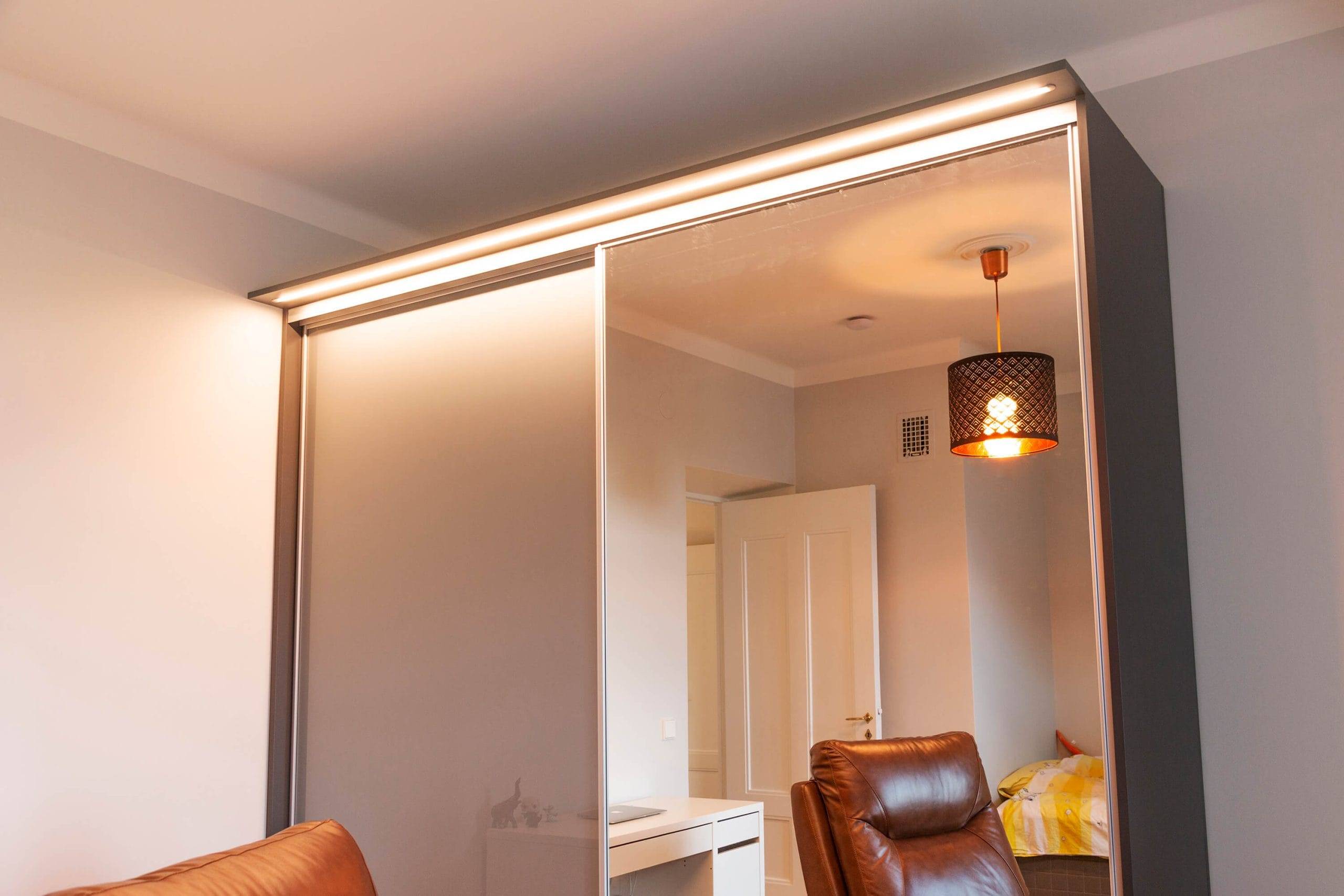 Led-stužka umístěná na horní hraně skříně, LedStore.fi