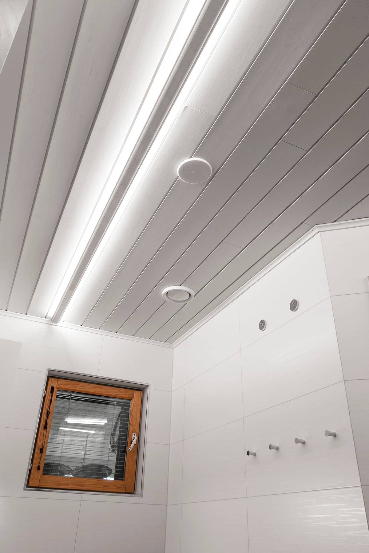 led profily ve stropě, které poskytují nepřímé světlo do koupelny