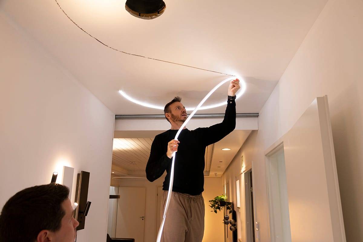 Pásek Led NEON bezpečně zapadá do drážky o průměru 10 mm a hloubce 13 mm.