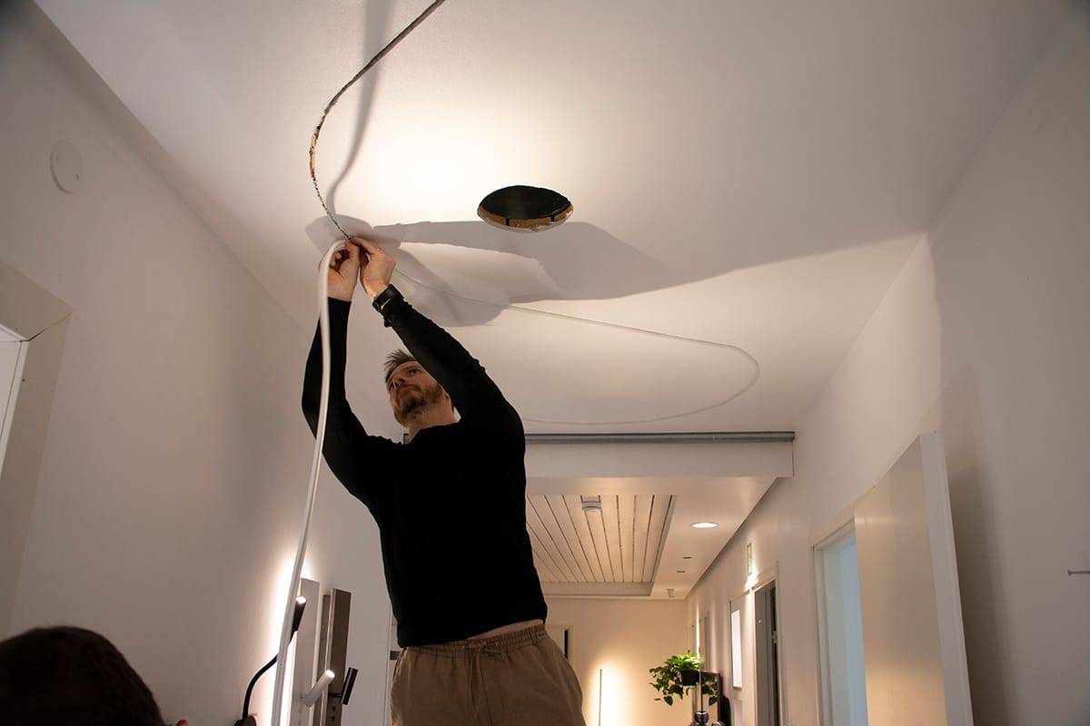 Připevnění pásky Led NEON. Vhodná šířka drážky v omítce je 10 mm, pokud je páska zakřivená, na okrajích není nutné lepidlo ani jiné upevnění.