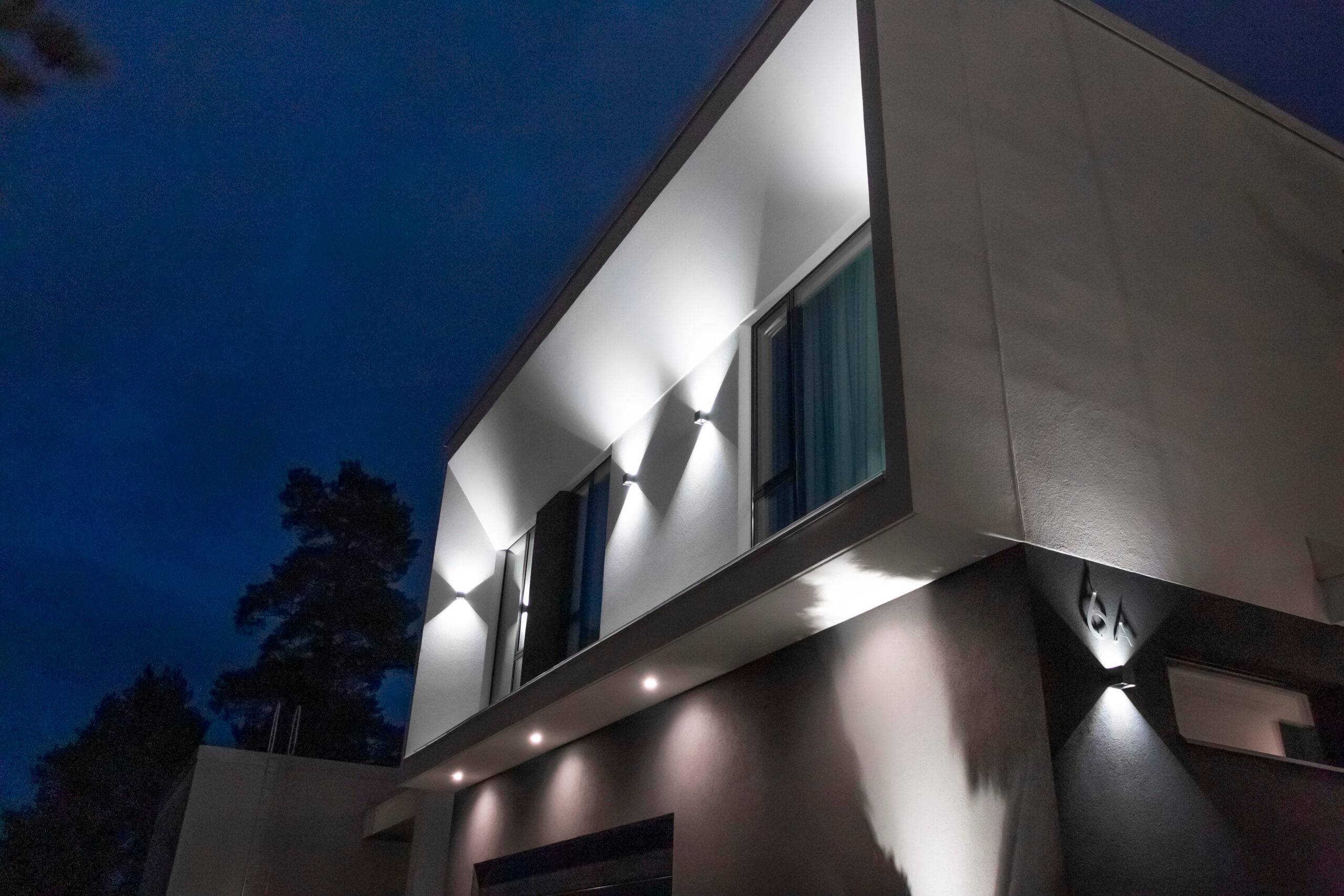 Led osvětlení dvora je tvořeno nástěnnými svítidly a LED reflektory směřujícími dolů. Kromě toho nástěnné světlo osvětluje číslo domu.