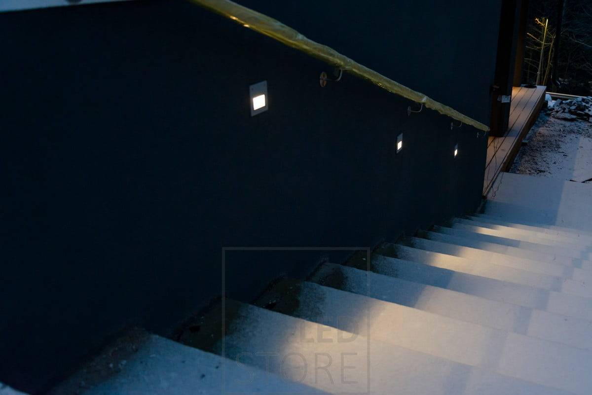 Zapuštěná nástěnná svítidla IN-WALL OUT pro osvětlení venkovních schodů. Osvětlení chodeb vytváří bezpečnost a osvětlení je atmosférické.  Ledstore.fi