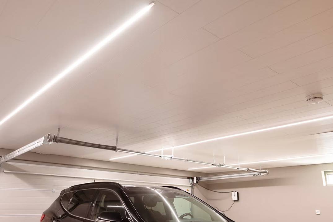 led pásek v kopulovitém profilu na střeše garáže, rovnoměrně rozmístěný po celém prostoru.  