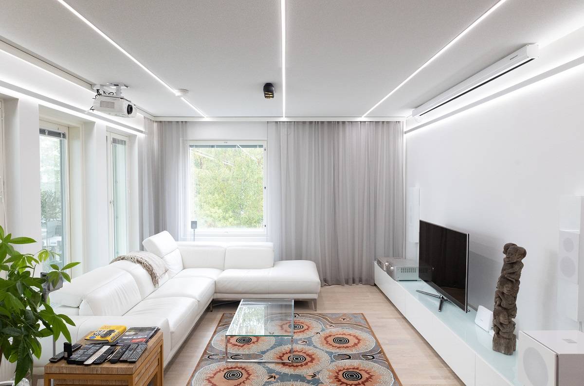 Osvětlení LED pásky na stropě a na stěně, světlo se otevírá směrem nahoru i dolů. © LedStore