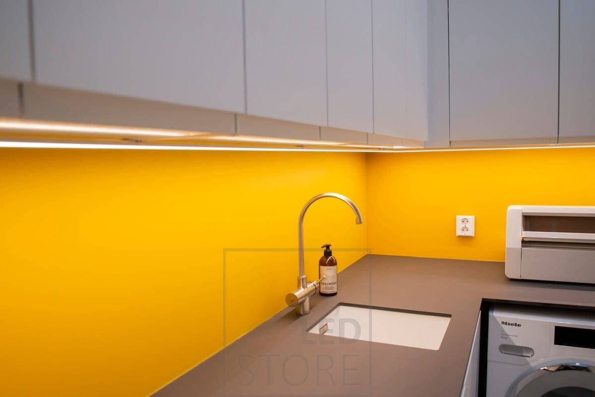 LED dioda má dlouhou životnost. Barevný prostor v technické místnosti osvětluje LED pásek v povrchovém profilu. Ledstore.fi