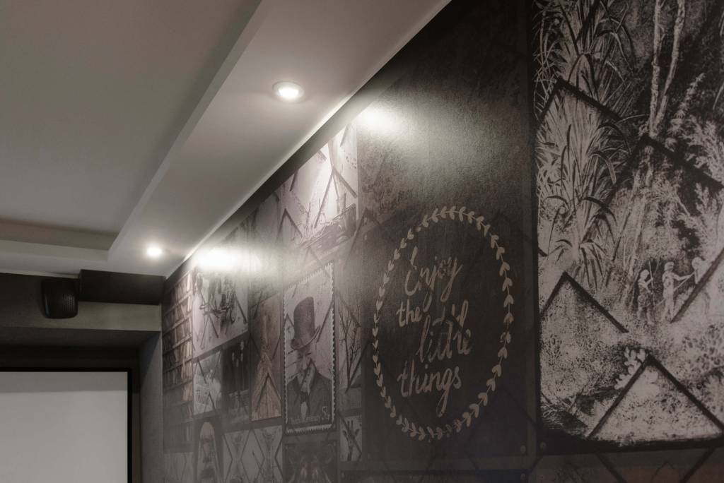 Atmosféra se světlem LED na pozadí tmavé tapety