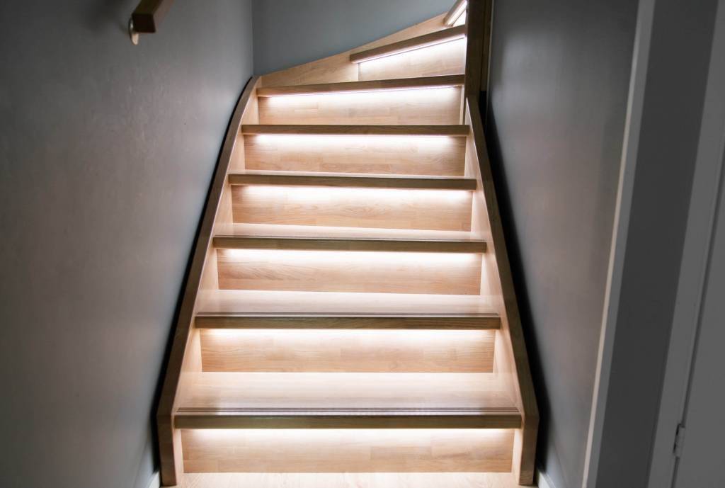 atmosféra s led světlem na schodech