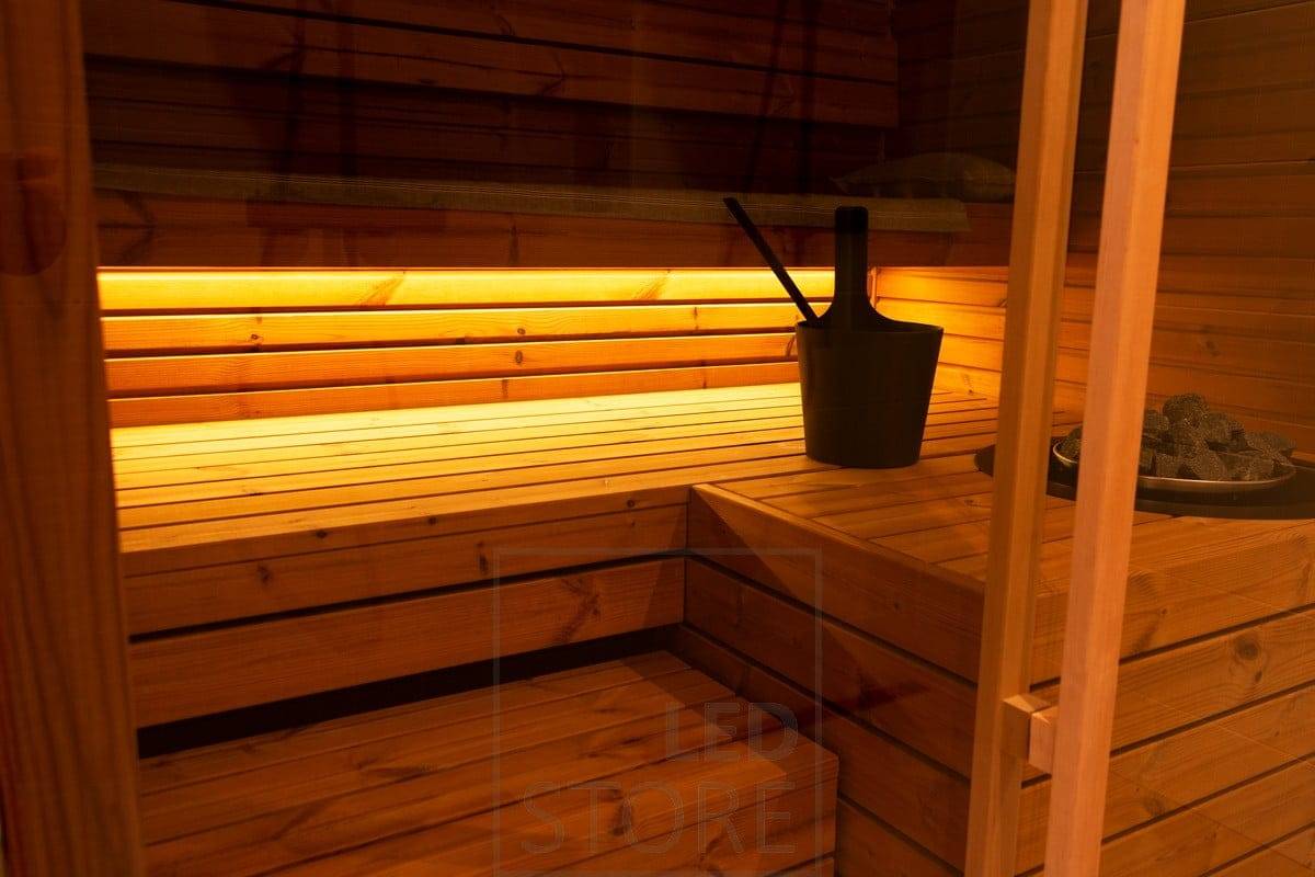 Led stuha v sauně pod kondenzátem dole osvětluje krásným nepřímým světlem. Ledstore.fi