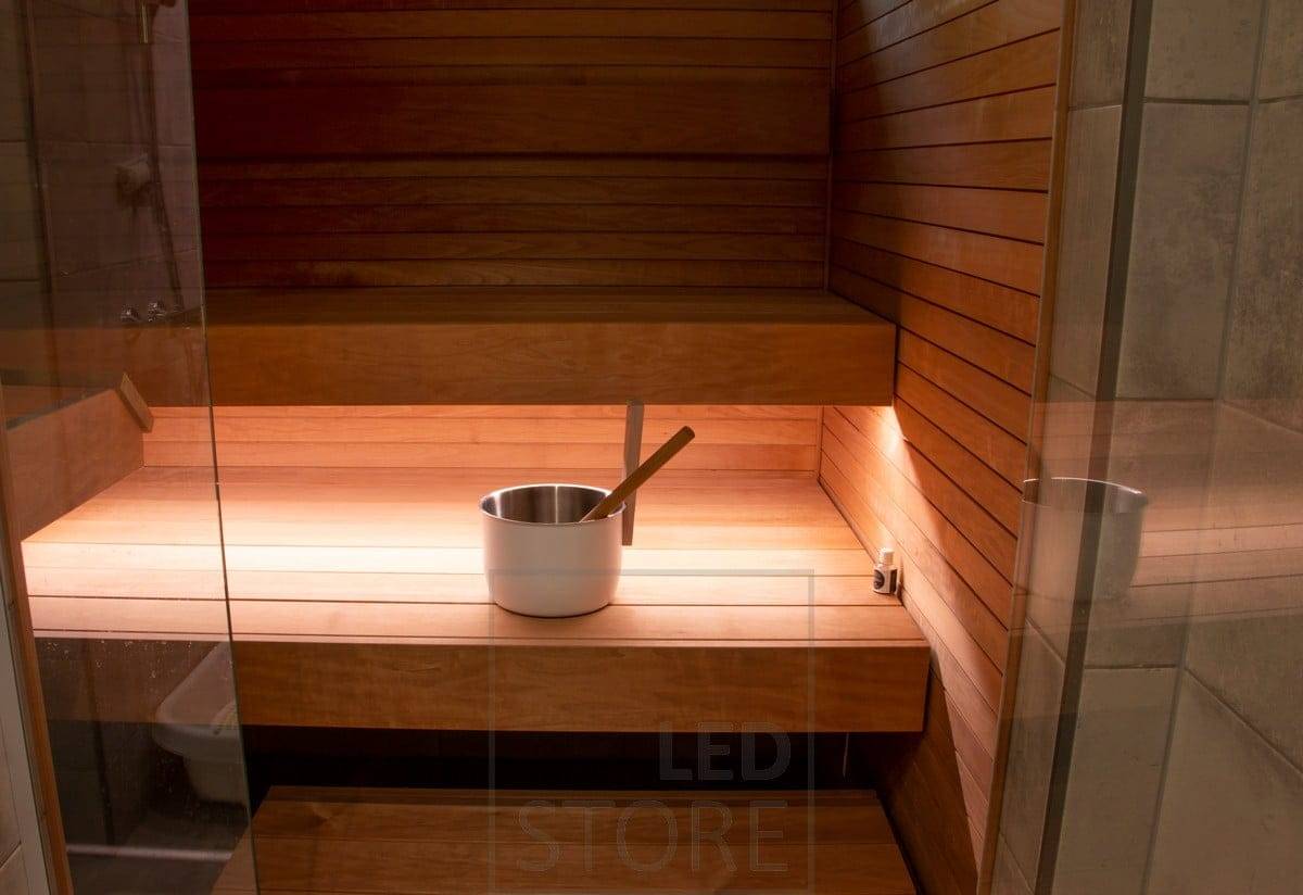V sauně vytváří LED pásek pod lavicí atmosférické nepřímé osvětlení.
