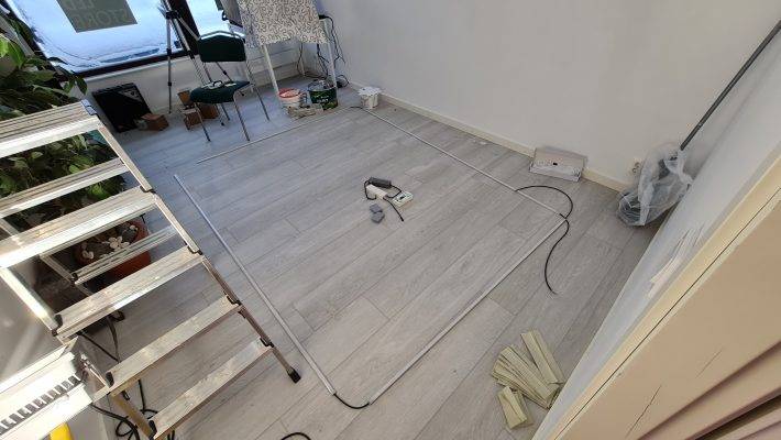 Led pásek v hliníkovém profilu připravený ke zvednutí na místo. Dvě lišty ve tvaru písmene L s LED pásky s nastavitelnou teplotou barev. Spojovací vodiče na koncích pásků jsou poměrně krátké, protože napájecí zdroje byly umístěny velmi blízko pásků.