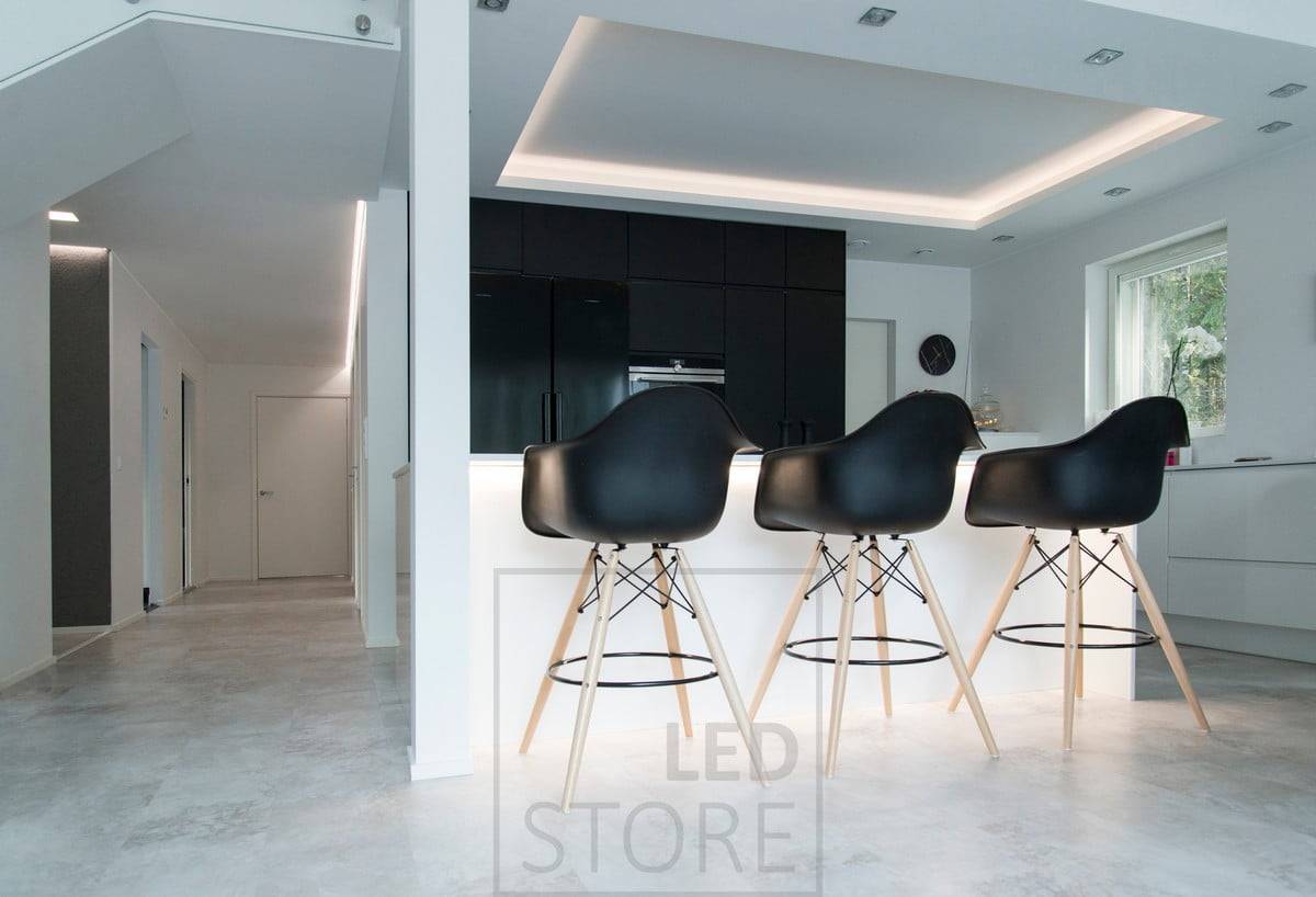 V kuchyni jsou kromě nepřímého osvětlení také LED body kolem dolního okraje. Ledstore.fi